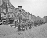 881073 Gezicht op de Vismarkt te Utrecht, vanaf de Zoutmarkt, met op de voorgrond een straatlantaarn en op de ...